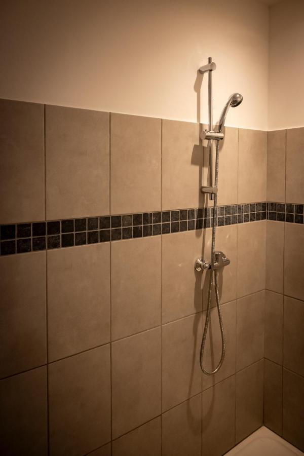 Superbe Appartement Avec Patio Nimes Bagian luar foto